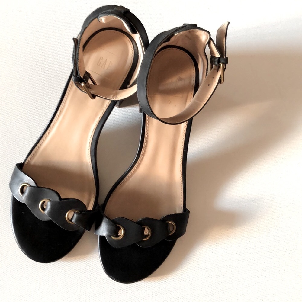 Gap sandals